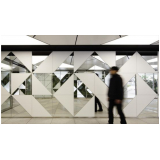 instalação de parede com espelho bisotado Vila Futurista